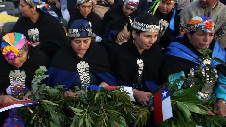 Mujeres del pueblo mapuche esperan la llegada del Papa