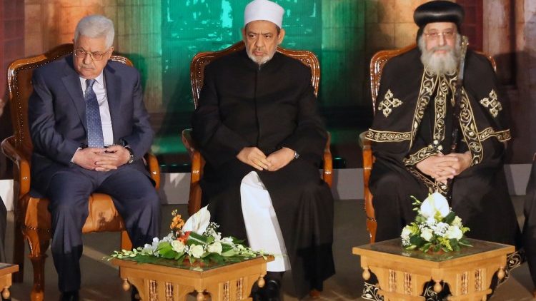 Il presidente palestinese Abbas, il grande imam di Al-Azhar al-Tayyib e il patriarca copto ortodosso Tawadros II alla conferenza