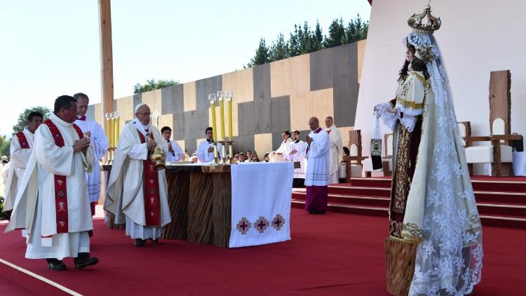 Papstmesse in Temuco mit Indigenen