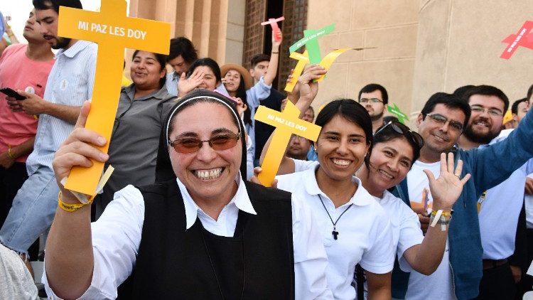 Une religieuse avec des jeunes lors de l'accueil du Pape au Chili, en janvier 2018.