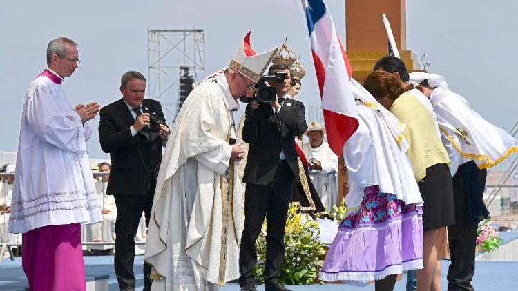 Emocionada despedida del Papa después de la Misa en Iquique