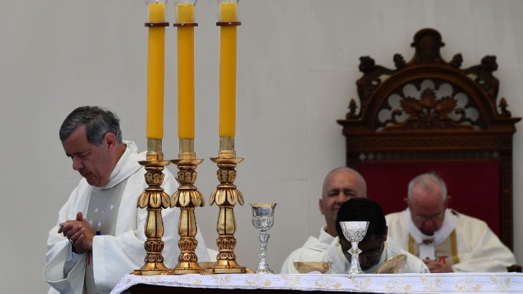 Barros püspök az oltárnál Ferenc pápa chilei útja alkalmával