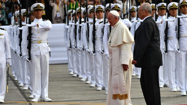 El Papa a su llegada al aeropuerto de Lima