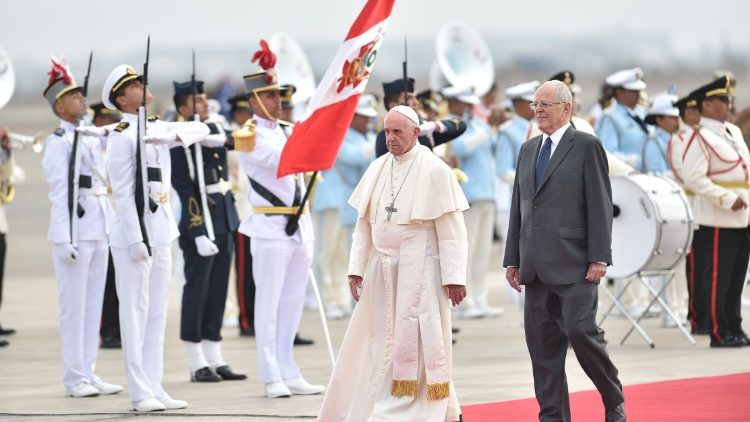 Il Papa accolto dal presidente del Perù