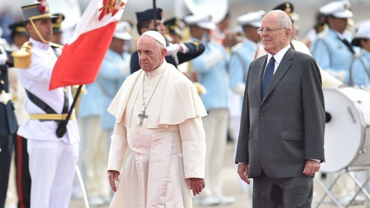 Le Pape François à son arrivée à Lima, en compagnie du président péruvien