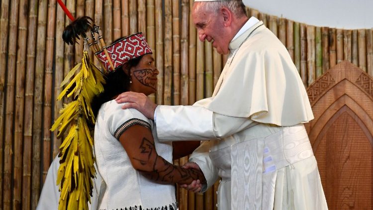 Il Papa con un'indigena dell'Amazzonia peruviana
