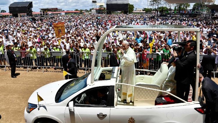 Pope Francis greets Peruvians from aboard Popemobile