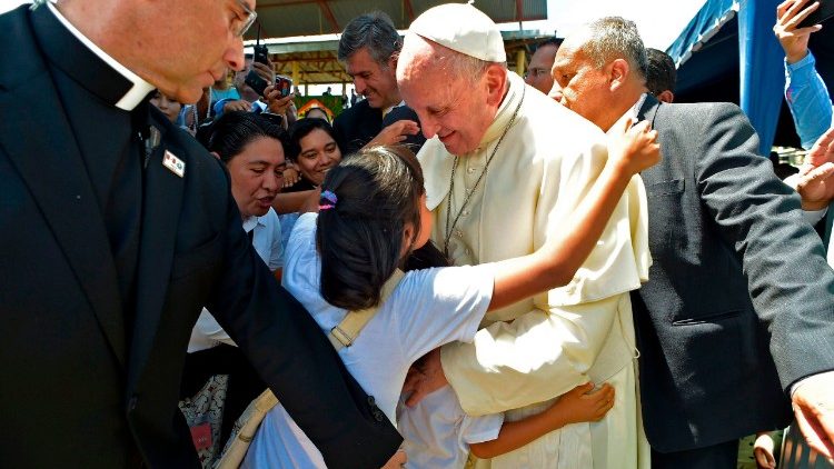 Papst Franziskus umarmt ein Kind