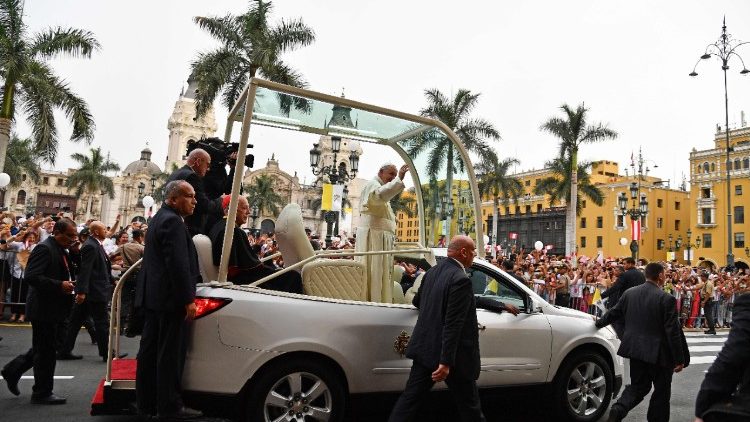 População de Lima fez festa para o Papa nas ruas