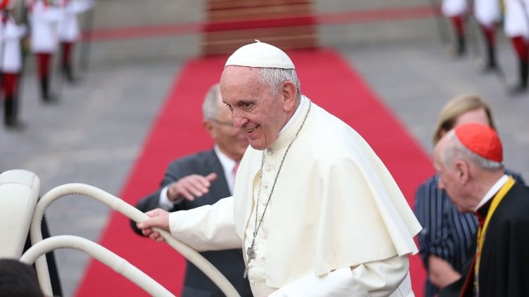 Le Pape quitte en papamobile le palais prèsidentiel à Lima pour se rendre à l'église San Pedro, vendredi 19 janvier 2018.