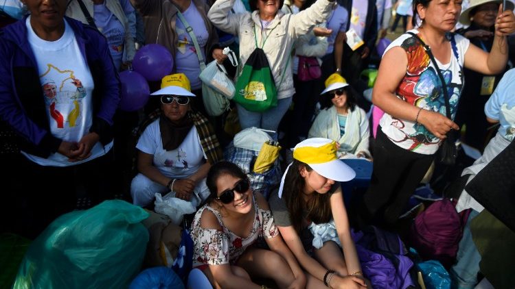 Junge Leute freuen sich auf den Papst in Peru