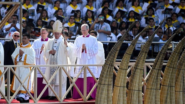 Papst Franziskus beim Einzug zur Heiligen Messe in Trujillo, Peru