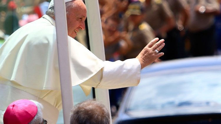 “Gosto de ver a santidade no povo paciente de Deus", escreveu o Papa Francisco