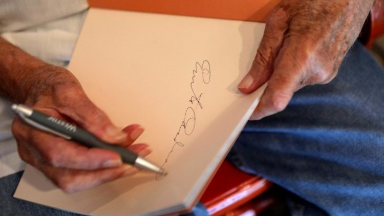 Archivbild: Cardenal signiert ein Buch