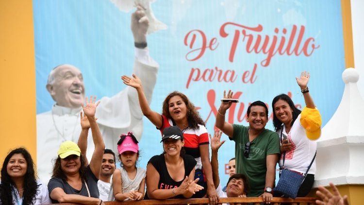 Giovani peruviani in festa per la visita del Papa