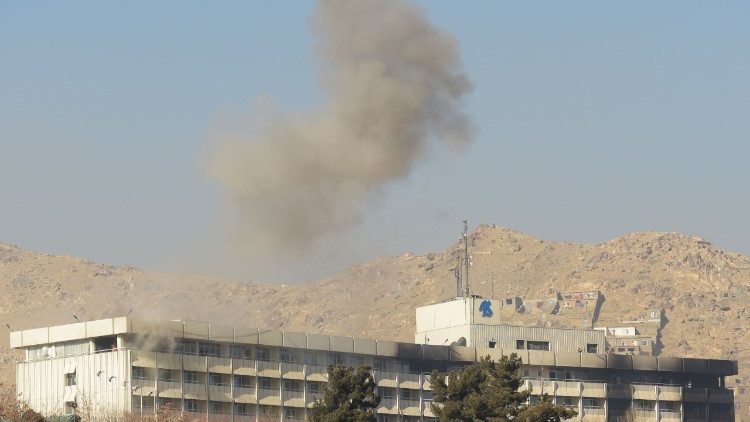 Fumo dagli ultimi piani dell'Hotel Intercontinental di Kabul