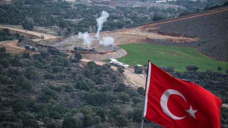 Artiglieria turca colpisce dal confine le zone controllate dall'Ypg curda