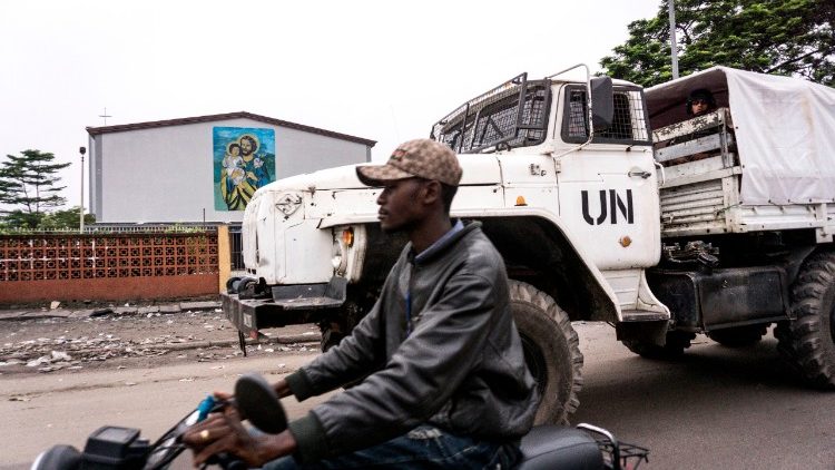 Ein Lastwagen von UNO-Blauhelmen vor einer Kirche in Kinshasa