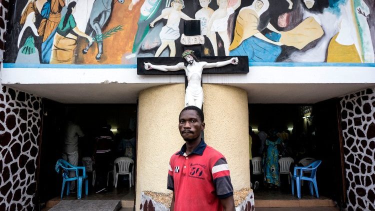 Ein Gläubiger vor einer Kirche im Kongo