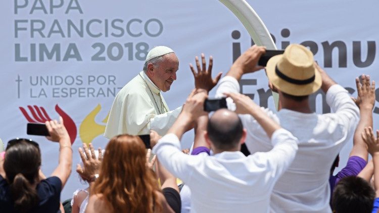 Papa despede-se dos peruanos