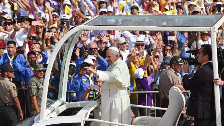 Le Pape saluant la foule base de las Palmas à Lima