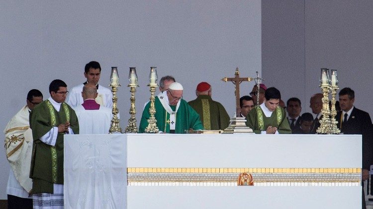 El Papa celebra la misa en la Base Aérea Las Palmas de Lima