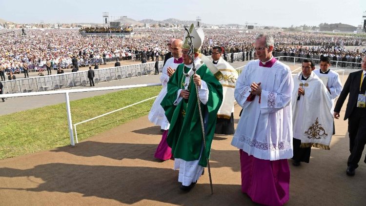El Papa celebró la última Misa en Perú en la Base Aérea Las Palmas