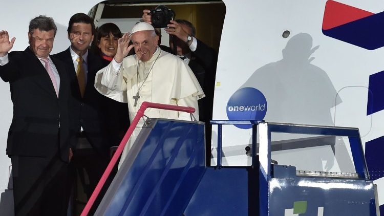 Le Pape saluant les Péruviens avant de monter dans son avion