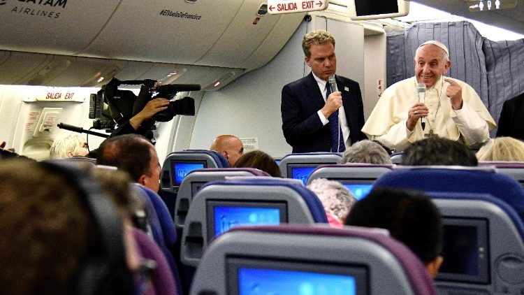 Папа Франциск разговаря с журналисти на борда на папския самолет