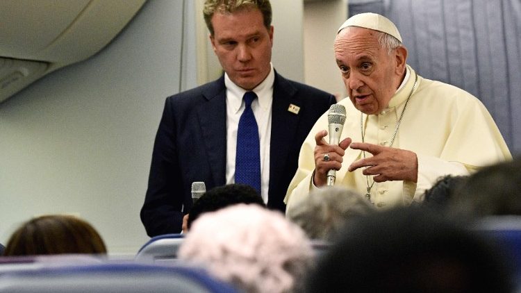 Le Pape répondant aux journalistes sur le vol le ramenant à Rome après son voyage au Pérou et au Chili. A ses côtés, le directeur de la salle de presse du Saint-Siège, Greg Burke 