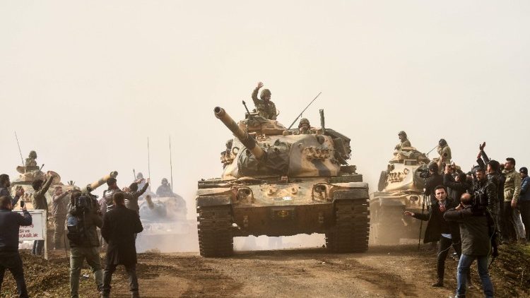 Panzer an der türkisch-syrischen Grenze am Montag