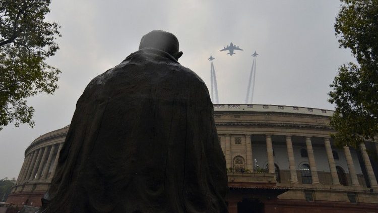 La statua di Gandhi davanti al parlamento indiano di Nuova Delhi