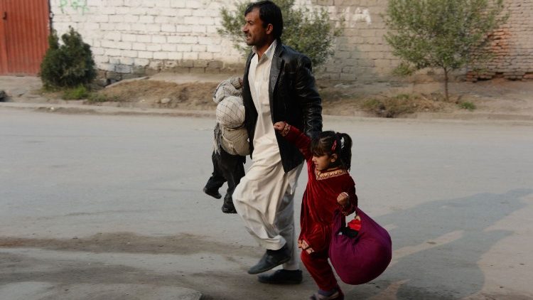Një baba me fëmijën e vet në Afganistan