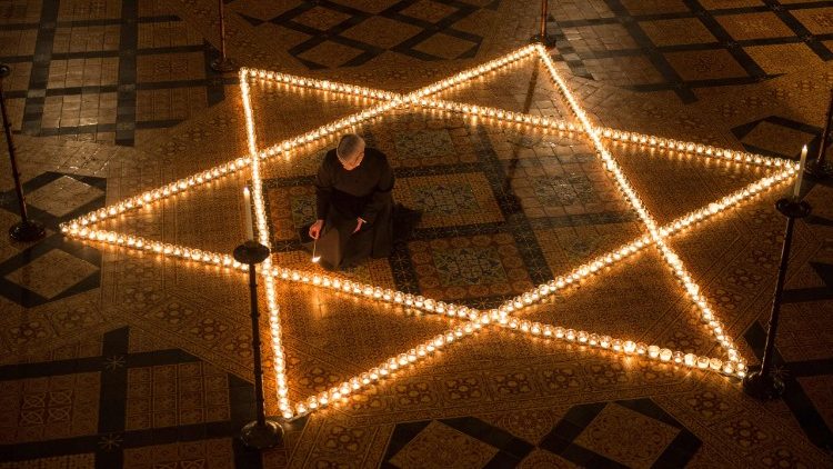 Des bougies forment l'étoile de Davi lors de la journée commémorant la Shoah le 24 janvier 2018, à York en Grande-Bretagne