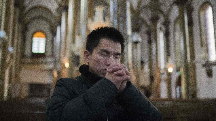 Ein Beter in der Josephskirche von Peking, 25. Januar