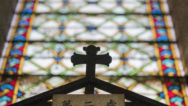 天主教中国教堂内的十字架和彩色玻璃