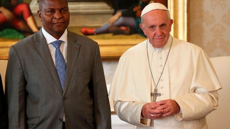 البابا فرنسيس مستقبلا رئيس أفريقيا الوسطى في الفاتيكان 25 كانون الثاني 2018