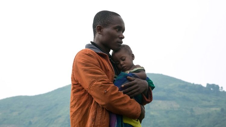 Pappa från Kongo med sitt barn i famnen 