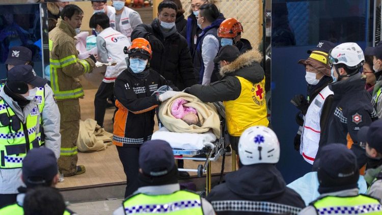 Soccoritori all'opera dopo il rogo in Corea del Sud, nell’Ospedale di Sejong Miryang