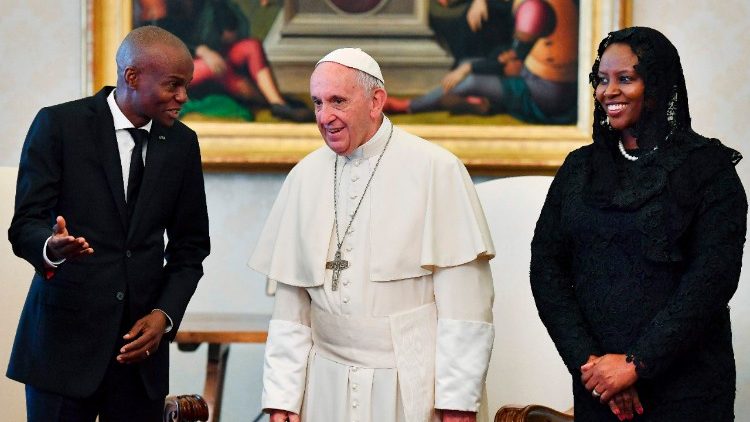 Papa Francisco com o presidente do Haiti, Jovenel Moïse, e sua esposa