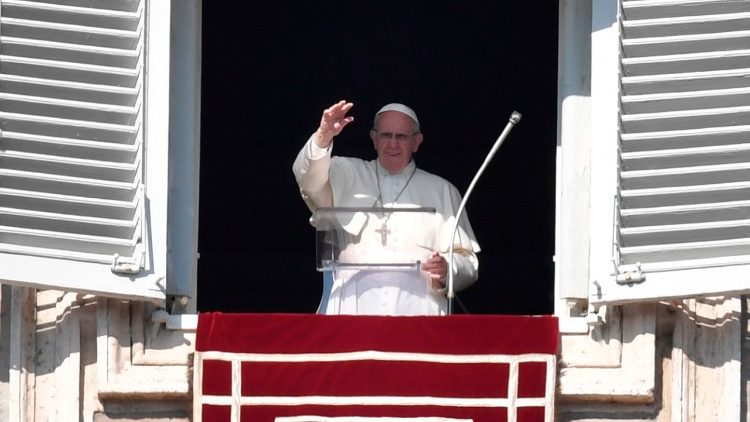 Le Pape, saluant les fidèles depuis les fenêtres du Palais apostolique.