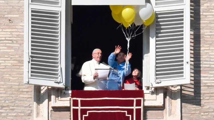 El Santo Padre en la ventana del Palacio Apostólico del Vaticano
