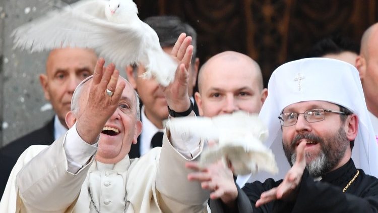 अन्य धर्मों के नेताओं के साथ शांति वार्ता के बाद कबूतर उड़ाते हुए संत पापा फ्राँसिस