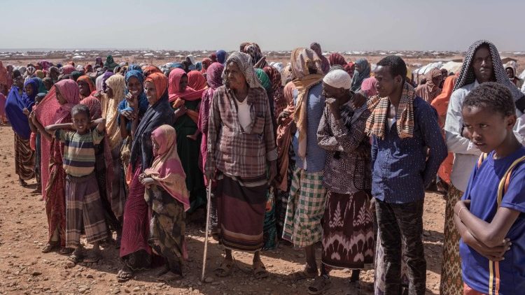 Des personnes réunies pour une distribution de nourriture dans un camps de déplacés près de la frontière éthiopienne, le 27 janvier 2018.