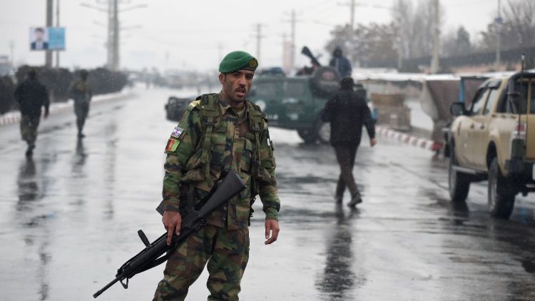 Militari afghani sul luogo dell'attentato
