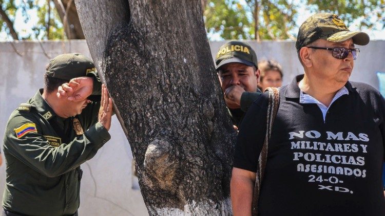 Oficiales de Policía esperan el funeral de cinco policías muertos en el atentado en Barranquilla