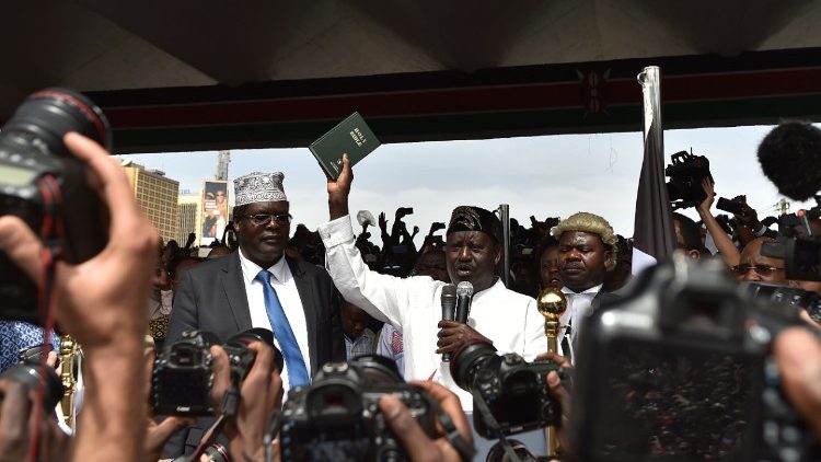 Raila Odinga brandissant une bible lors de la cérémonie parallèle d'investiture le mardi 30 janvier 2018 à Nairobi.