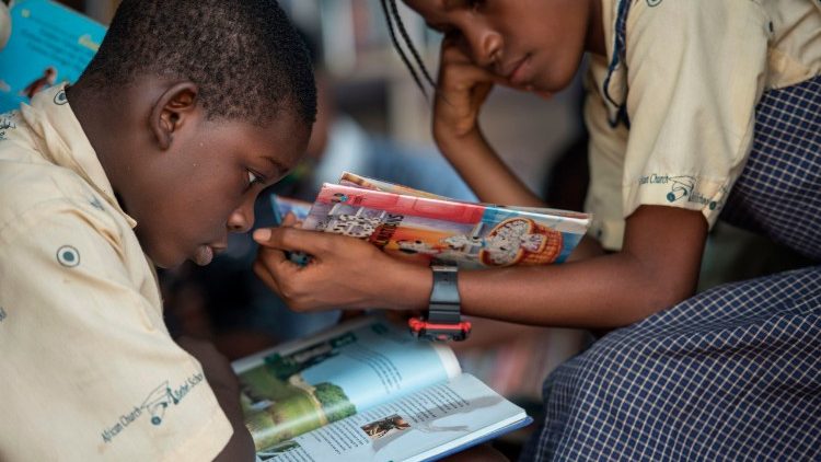 学校の図書館で読書するナイジェリアの子どもたち