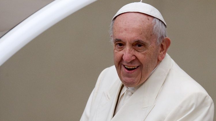 Påven Franciskus skrattar