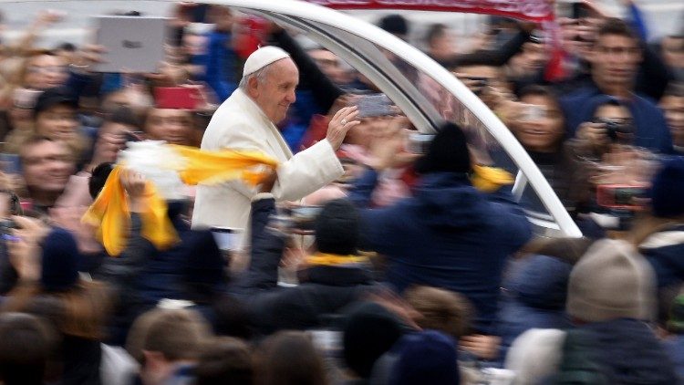 Le Pape François traversant la foule en papamobile lors de l'audience générale du 31 janvier 2018.